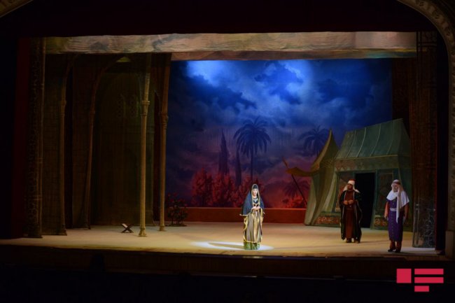 Azərbaycanda pandemiya başlayandan ilk dəfə teatrda tamaşa nümayiş olunub - FOTO