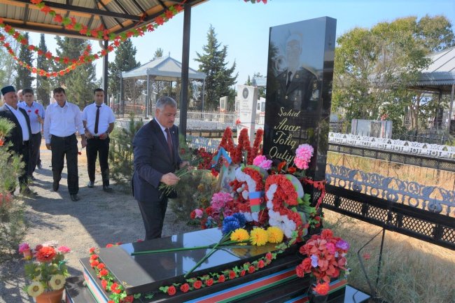 İcra başçısının anım günü münasibəti ilə şəhid məzarlarını ziyarəti davam edir