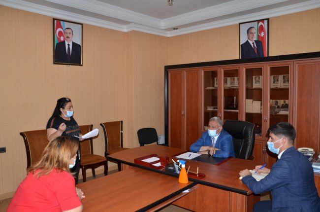 Tərtər Rayon İcra Hakimiyyətinin başçısı Müstəqim Məmmədov karantin qaydalarının tələblərinə əməl etməklə vətəndaşları qəbul edib.