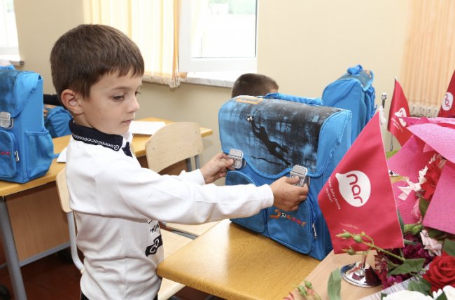“Nar” Tərtər və Füzuli məktəbinin birincilərini məktəb ləvazimatları ilə təmin edib 