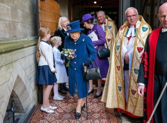 Kraliça Elizabet hər kəsi təəccübləndirdi - FOTO