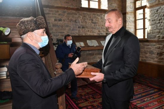 Prezident İlham Əliyevə Lahıcdakı Bədöyün məscidində “Qurani-Kərim” hədiyyə olunub FOTO