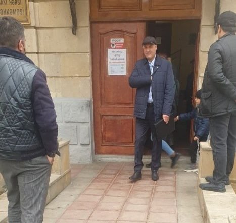 Oğlunu tutdurdu, atasına “səni də içəri basarıq” dedi və 360 min dollara “işi həll etdi”