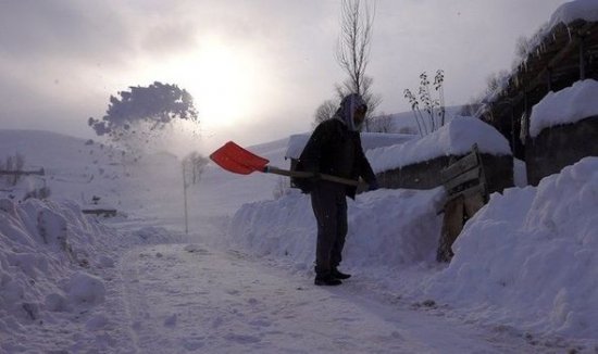 Türkiyədə kənd qarın atında qaldı: Evlərdən çıxmaq üçün tunel qazırlar 
