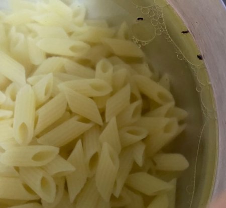 Bakıda “Doymak” makaronunun içindən həşəratlar çıxdı 