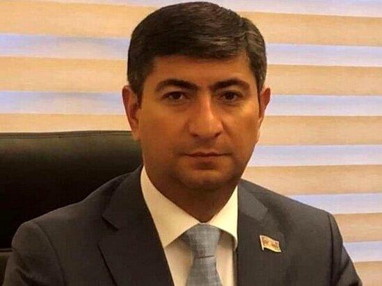 Lətifə kimi hadisə: icra başçısı məhkəmə vasitəsilə əlilə mətbuat qadağası qoyur